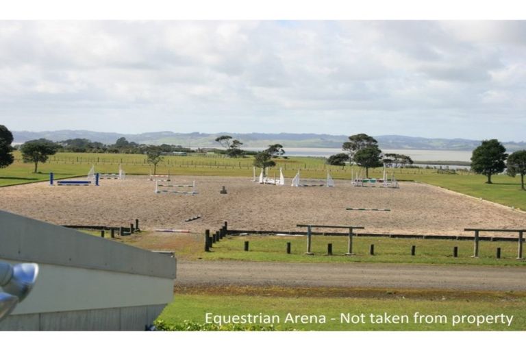 Photo of property in 7 Kaipara Lake Road, South Head, Helensville, 0874