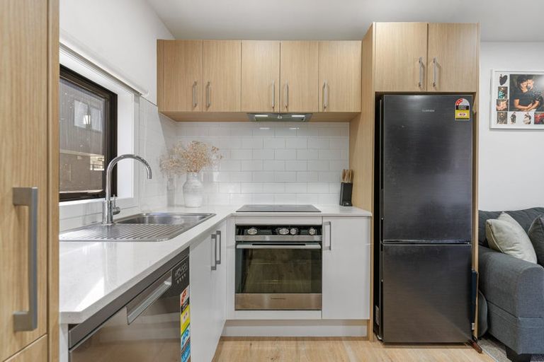 Photo of property in 2/4 Harry Ward Place, Henderson, Auckland, 0610