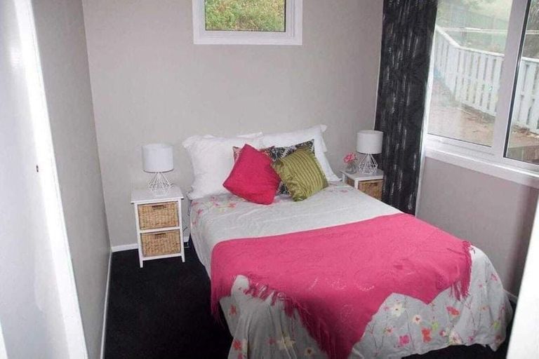 Photo of property in 13 Lomond Street, Newlands, Wellington, 6037