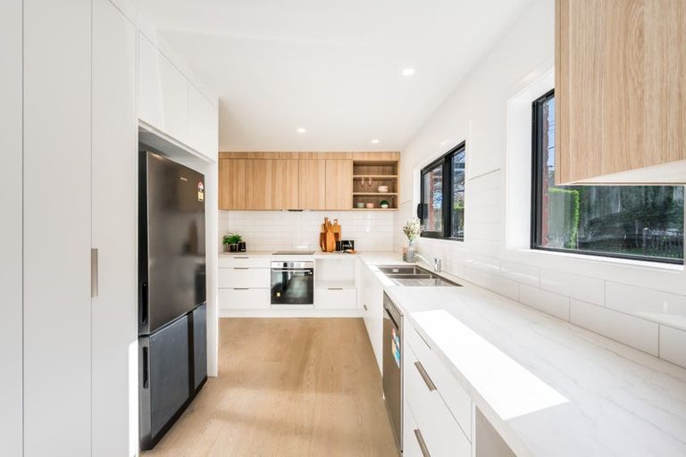 Photo of property in 10 Kakariki Grove, Waikanae, 5036