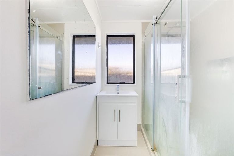 Photo of property in 2/28 Kennington Drive, Clendon Park, Auckland, 2103