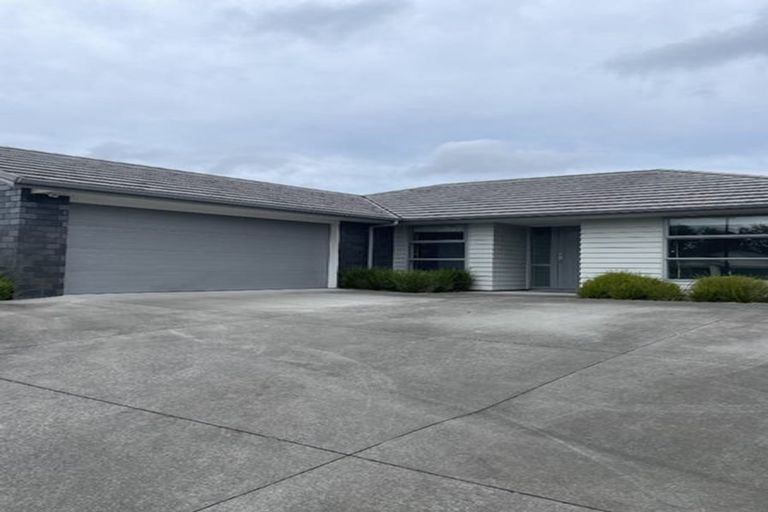 Photo of property in 5 Larmer Drive, Kumeu, 0810