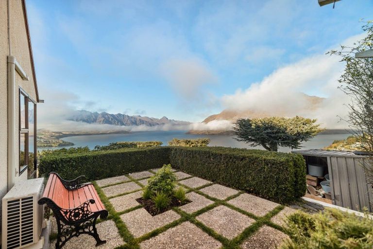 Photo of property in 110b Wynyard Crescent, Fernhill, Queenstown, 9300
