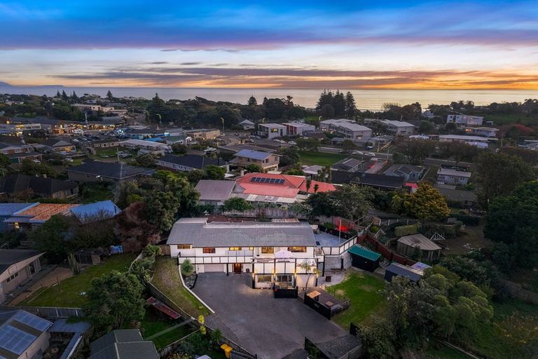 Photo of property in 16 Karaka Grove, Raumati Beach, Paraparaumu, 5032