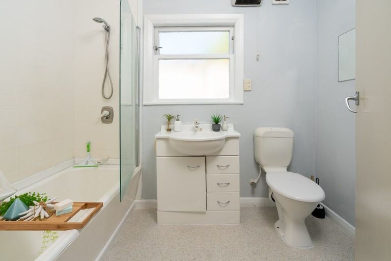 Photo of property in 192 Sutherland Road, Lyall Bay, Wellington, 6022