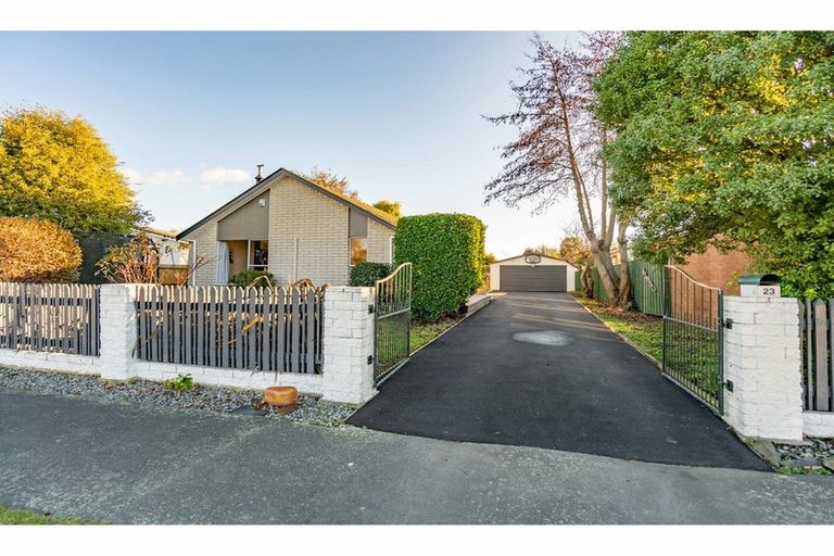 Photo of property in 23 Denniston Crescent, Redwood, Christchurch, 8051