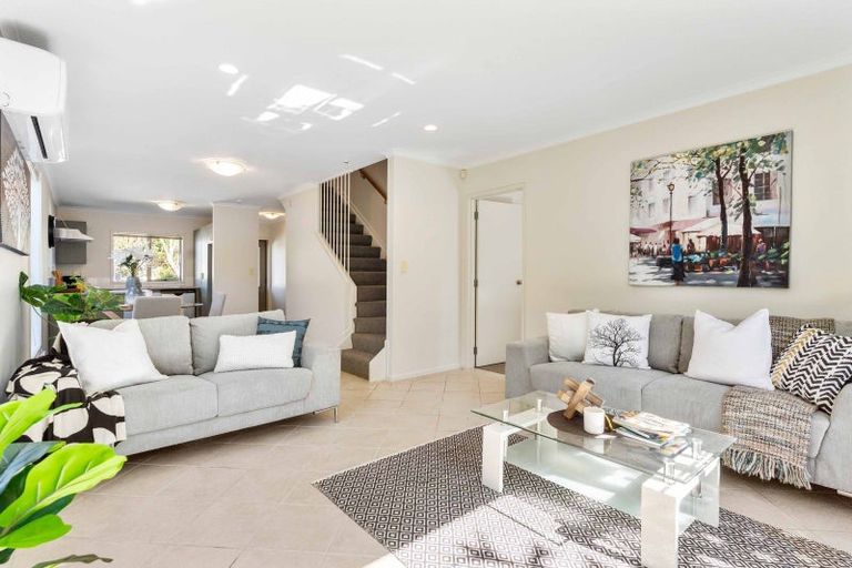 Photo of property in 16 Barnea Circle, Glen Eden, Auckland, 0602