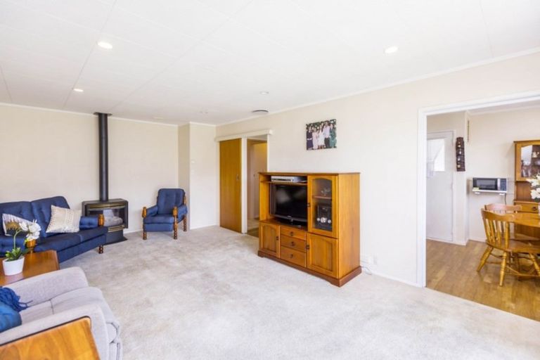 Photo of property in 2/50 Kowhai Avenue, Ebdentown, Upper Hutt, 5018