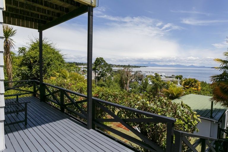 Photo of property in 2/202 Lake Terrace, Waipahihi, Taupo, 3330