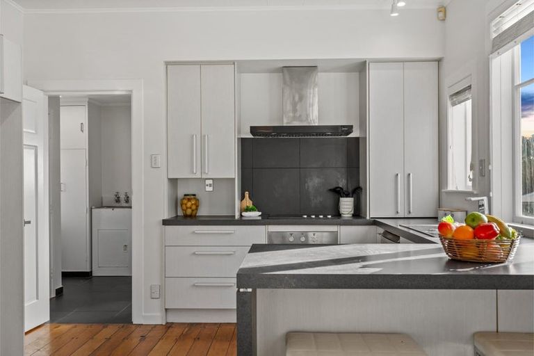 Photo of property in 21 Islington Avenue, New Lynn, Auckland, 0600