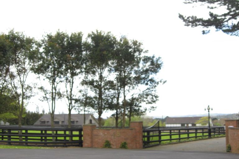 Photo of property in 48 Tawa Road, Kumeu, 0891