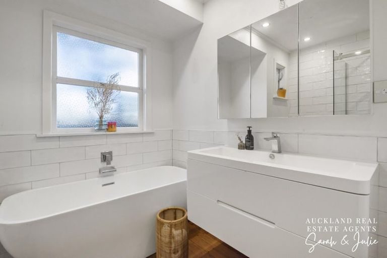 Photo of property in 422a Old Te Atatu Road, Te Atatu Peninsula, Auckland, 0610