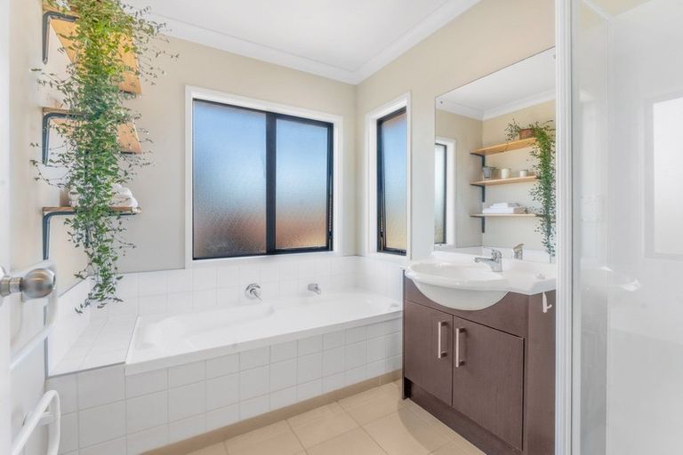 Photo of property in 18 Raphoe Road, Flat Bush, Auckland, 2019