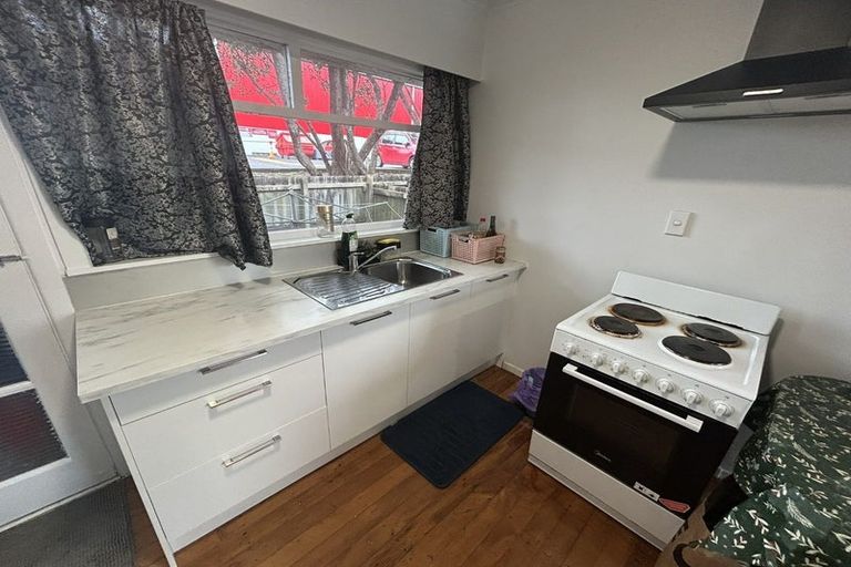 Photo of property in 2/16 Kaponga Crescent, New Lynn, Auckland, 0600