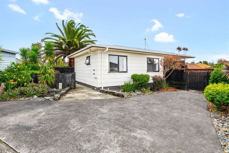 Photo of property in 2/9 Applewood Drive, Henderson, Auckland, 0612