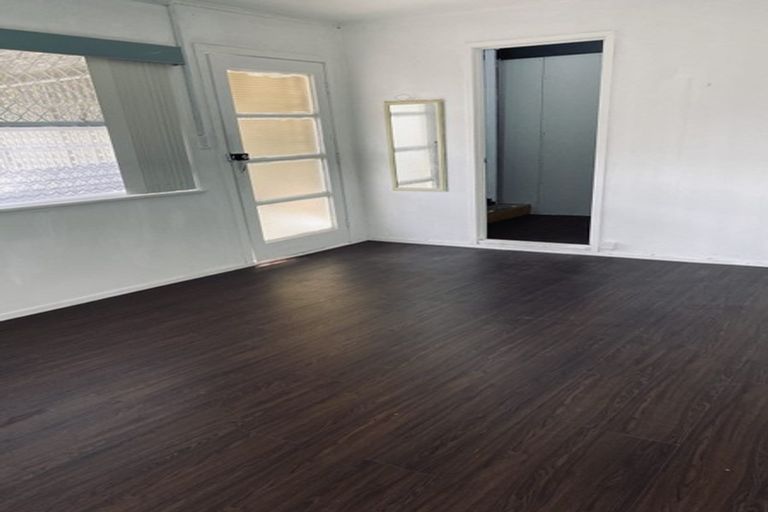 Photo of property in 1/95 Fairclough Road, Beach Haven, Auckland, 0626