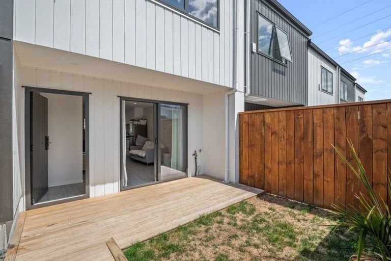 Photo of property in 111 Trias Road, Totara Vale, Auckland, 0629