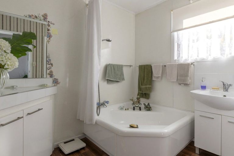 Photo of property in 2/25 Golders Place, Richmond Heights, Taupo, 3330