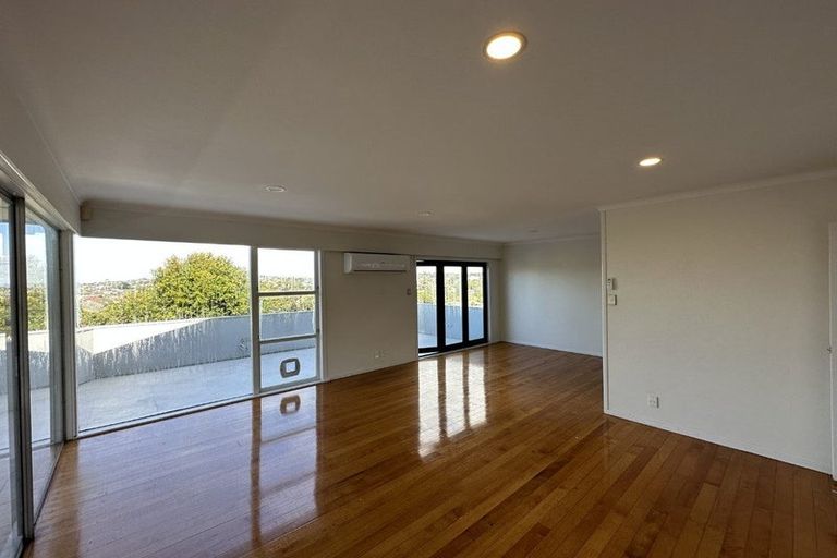 Photo of property in 158 Carlisle Road, Northcross, Auckland, 0632