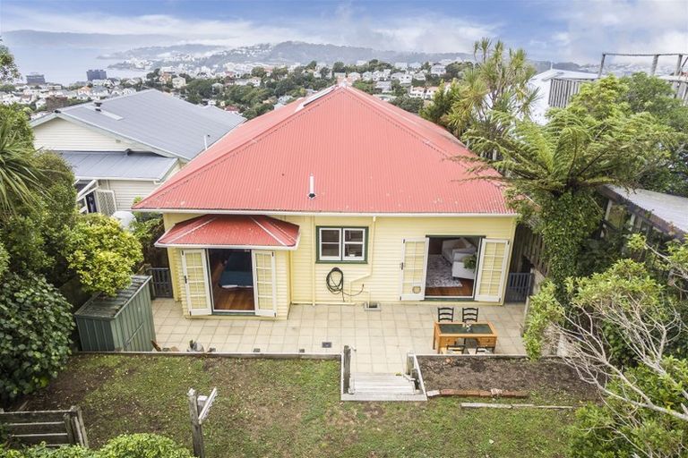 Photo of property in 17 Fairview Crescent, Kelburn, Wellington, 6012