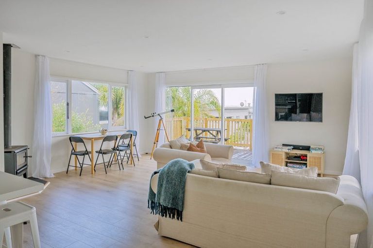 Photo of property in 15 Pacific Parade, Army Bay, Whangaparaoa, 0930