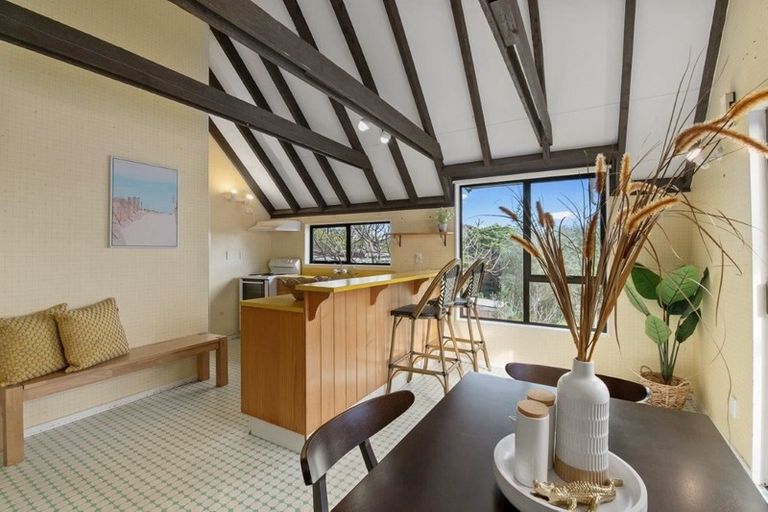 Photo of property in 10 Frances Street, Waikanae Beach, Waikanae, 5036