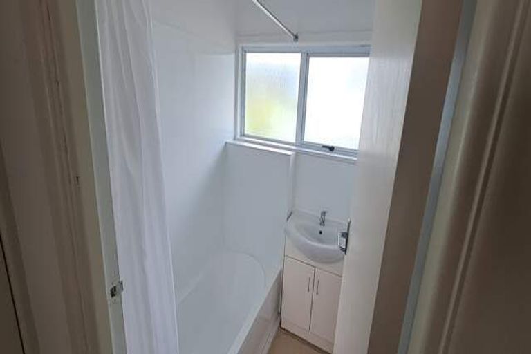 Photo of property in 1/96 Te Atatu Road, Te Atatu South, Auckland, 0610