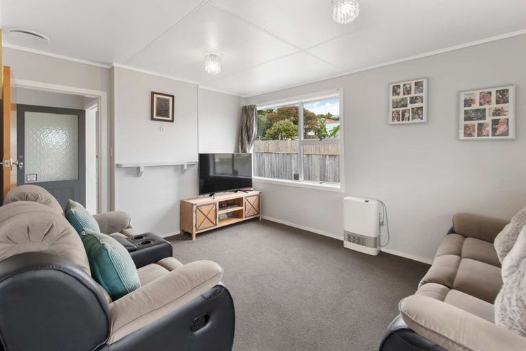 Photo of property in 85 Riversdale Drive, Merrilands, New Plymouth, 4312