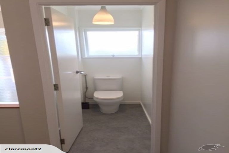 Photo of property in 24 Holdaway Avenue, Northcote, Auckland, 0627