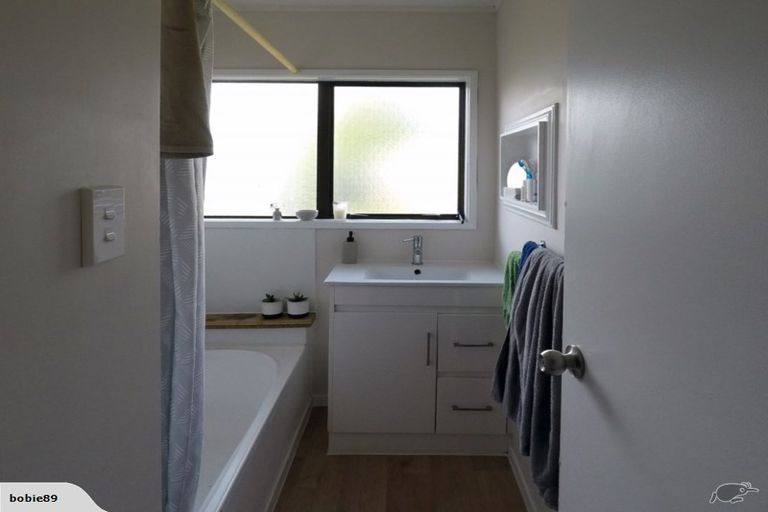 Photo of property in 17a Riserra Drive, Ranui, Auckland, 0612