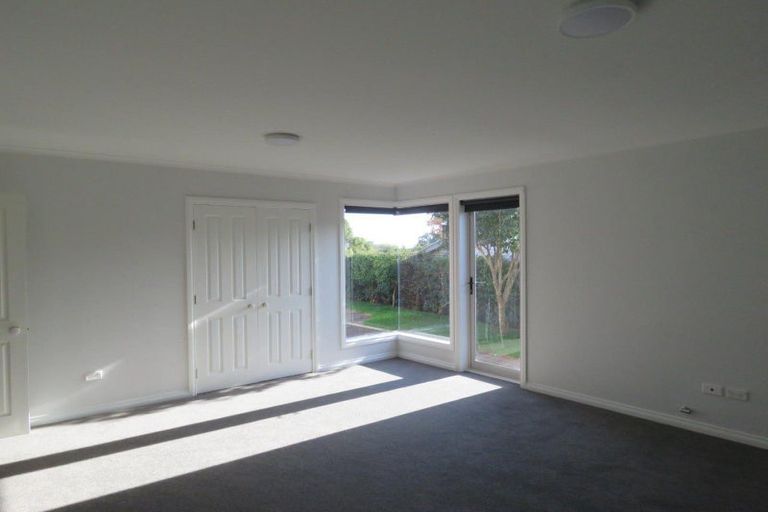 Photo of property in 5 Flight Place, Lower Vogeltown, New Plymouth, 4310