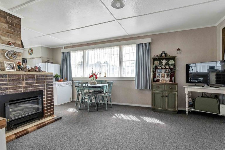 Photo of property in 1 Graham Street, Eltham, 4322