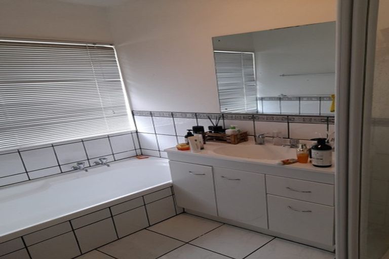 Photo of property in 2/159 Gossamer Drive, Pakuranga Heights, Auckland, 2010