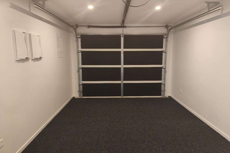 Photo of property in 8/107 Hobsonville Road, West Harbour, Auckland, 0618