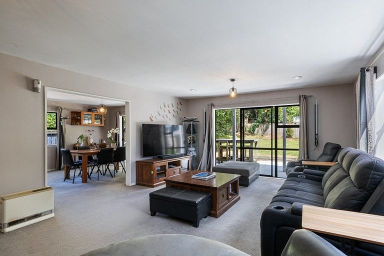 Photo of property in 70 Pinehaven Road, Pinehaven, Upper Hutt, 5019