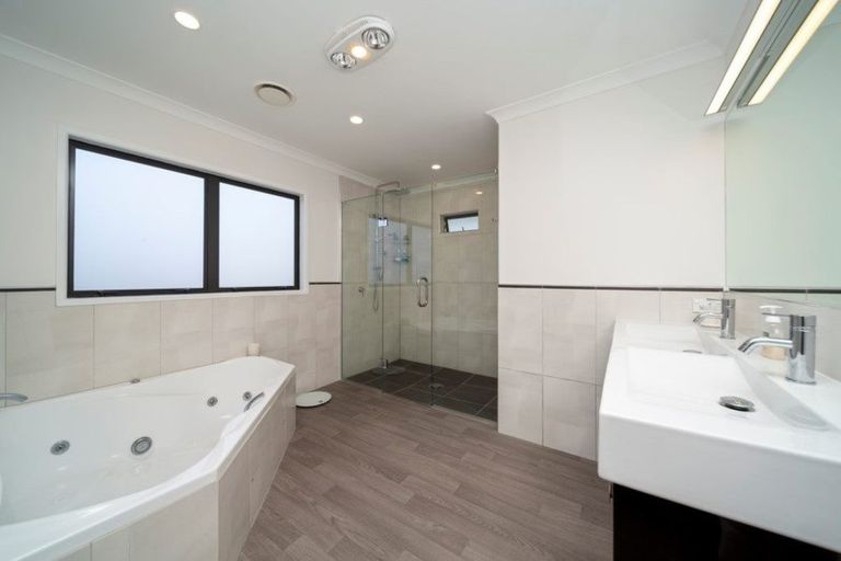 Photo of property in 186 Heta Road, Highlands Park, New Plymouth, 4312