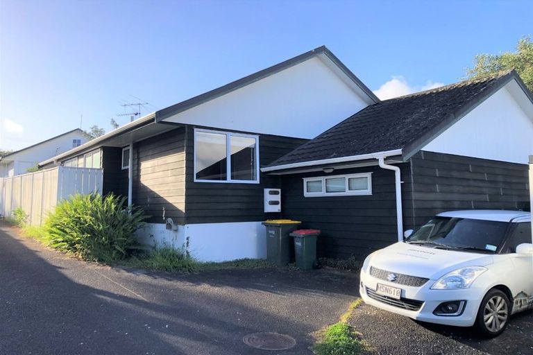 Photo of property in 30b William Bond Street, Stanley Point, Auckland, 0624