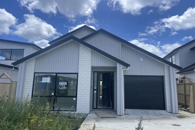 Photo of property in 8 Korowhiti Road, Clarks Beach, 2122