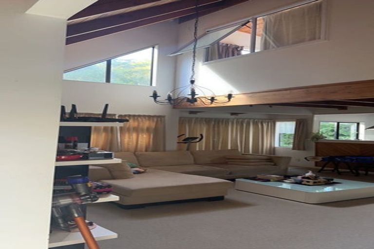 Photo of property in 1 Crown Hill Close, Forrest Hill, Auckland, 0620