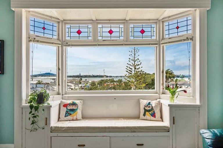 Photo of property in 16 Alfred Street, Northcote Point, Auckland, 0627