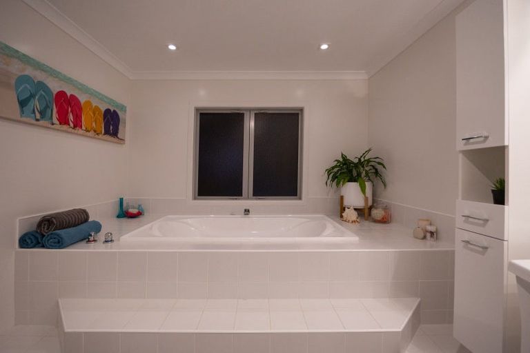 Photo of property in 100 Ruapehu Drive, Fitzherbert, Palmerston North, 4410