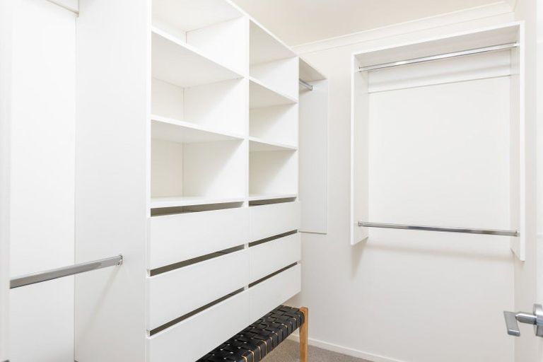 Photo of property in 8 Oakmont Crescent, Waiwhakaiho, New Plymouth, 4312