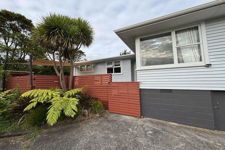 Photo of property in 30 Atkinson Road, Titirangi, Auckland, 0604