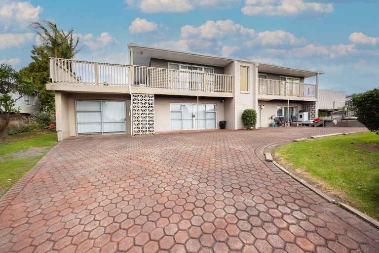 Photo of property in 2 Chelsea View Drive, Chatswood, Auckland, 0626