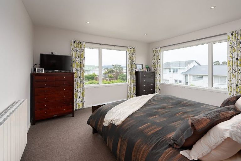 Photo of property in 21 Cheyne Walk, Newlands, Wellington, 6037