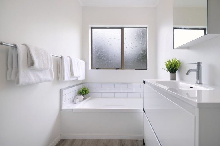 Photo of property in 1/7 Tusac Place, Totara Vale, Auckland, 0627