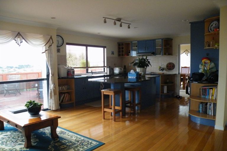 Photo of property in 6 Cricklade Terrace, Windsor Park, Auckland, 0632