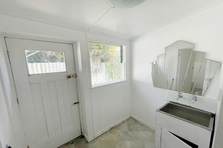 Photo of property in 24 Tiri Tiri Road, Birkdale, Auckland, 0626