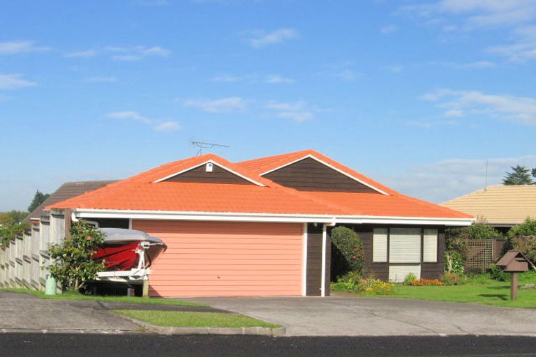 Photo of property in 8 Pinewood Grove, Botany Downs, Auckland, 2010