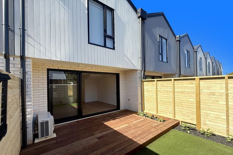 Photo of property in 2/51 Yeovil Road, Te Atatu Peninsula, Auckland, 0610